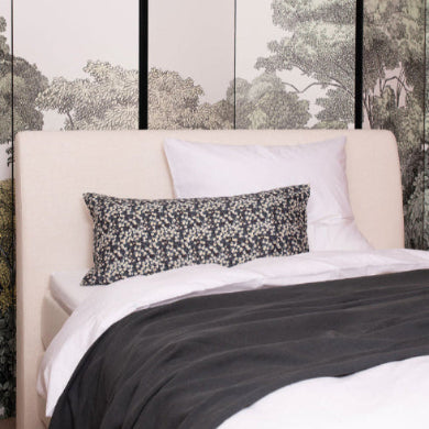 Black and White Bed Linen auf Polsterbett in creme