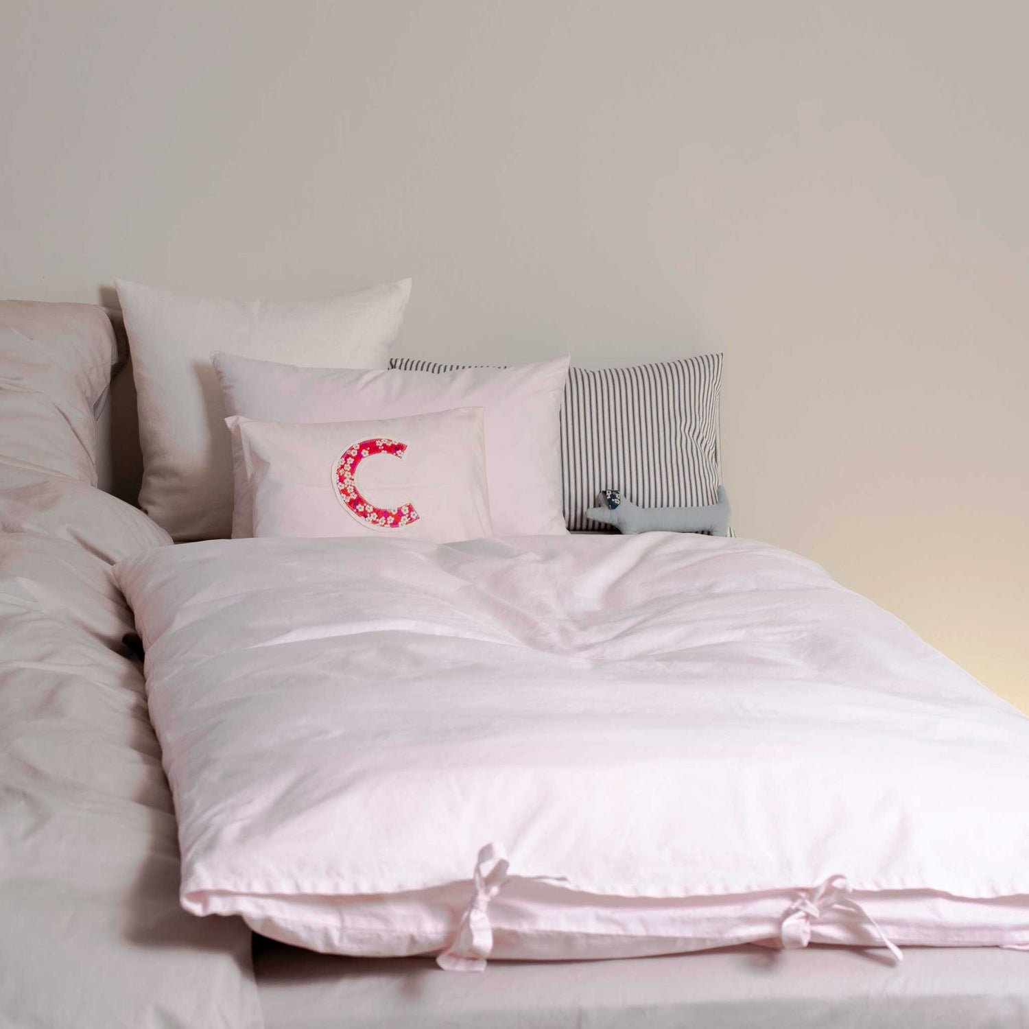 kinder-bettwäsche-baumwolle-light-rose-graues-bettlaken