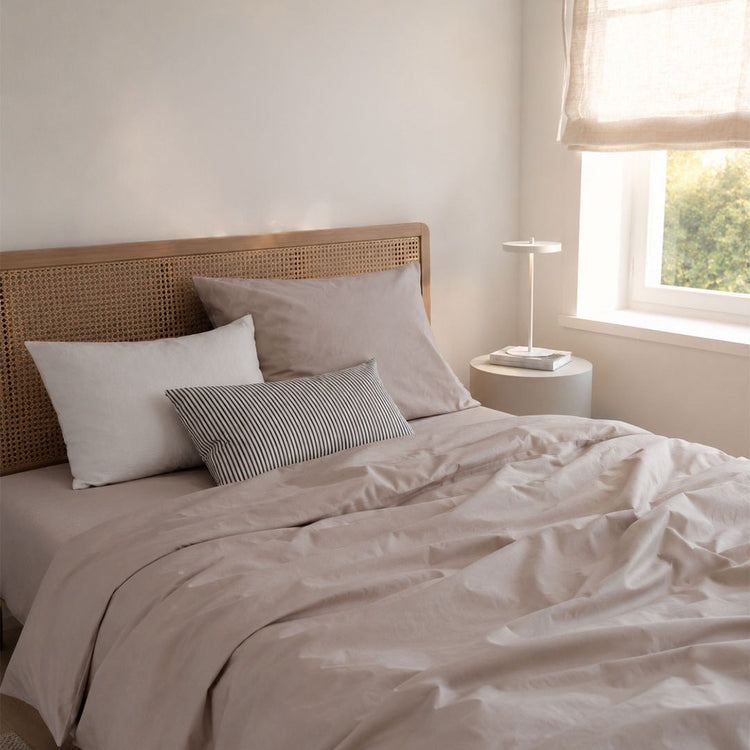 weiße Perkal Bettwäsche und naturel Leinen Decke