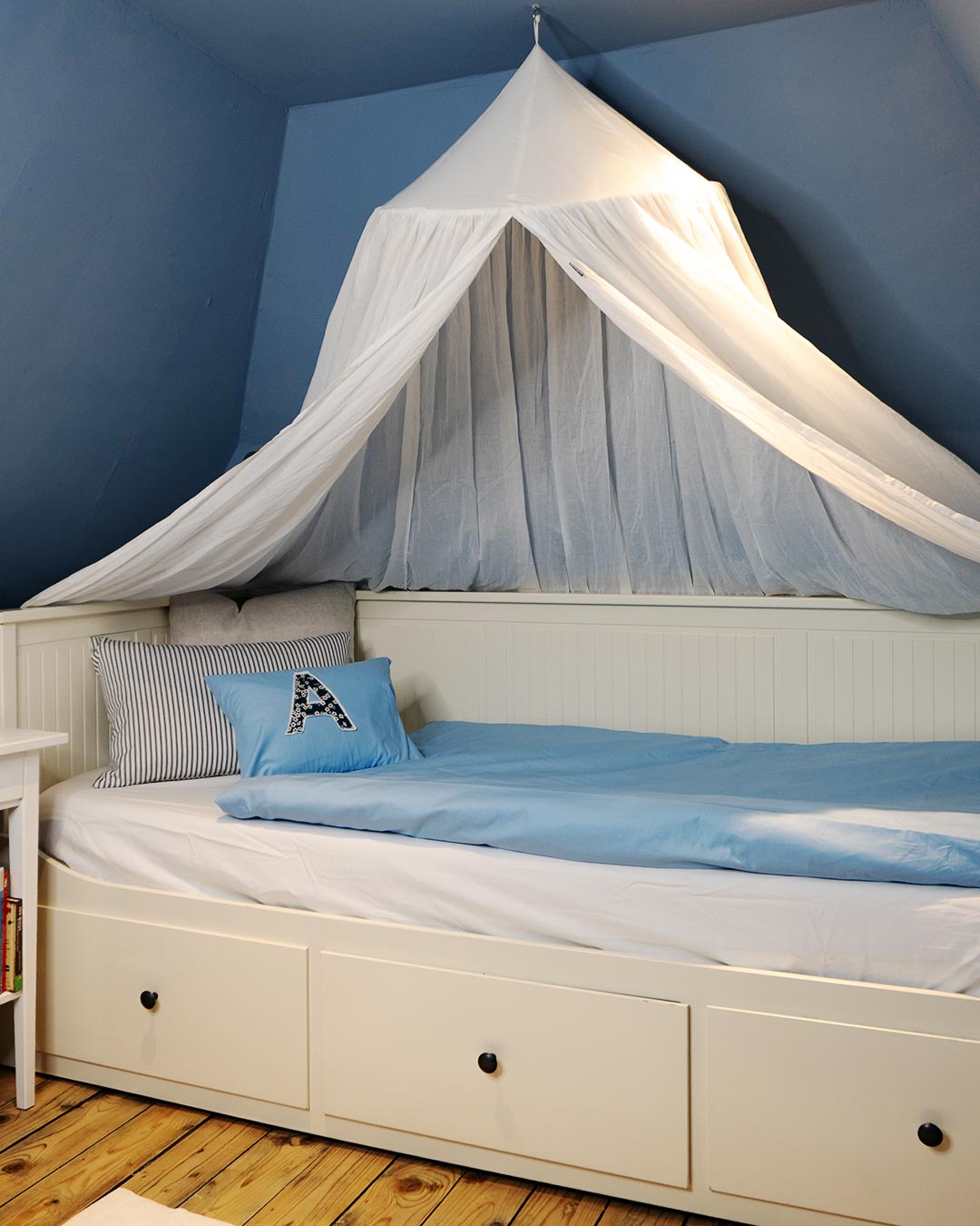 royalnyx-kid-bettwaesche-bright-blue-kinderbett-baldachin-weiß