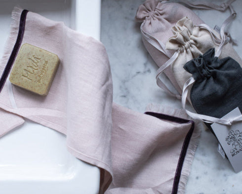 handtusch mit seife und verpackungstasche