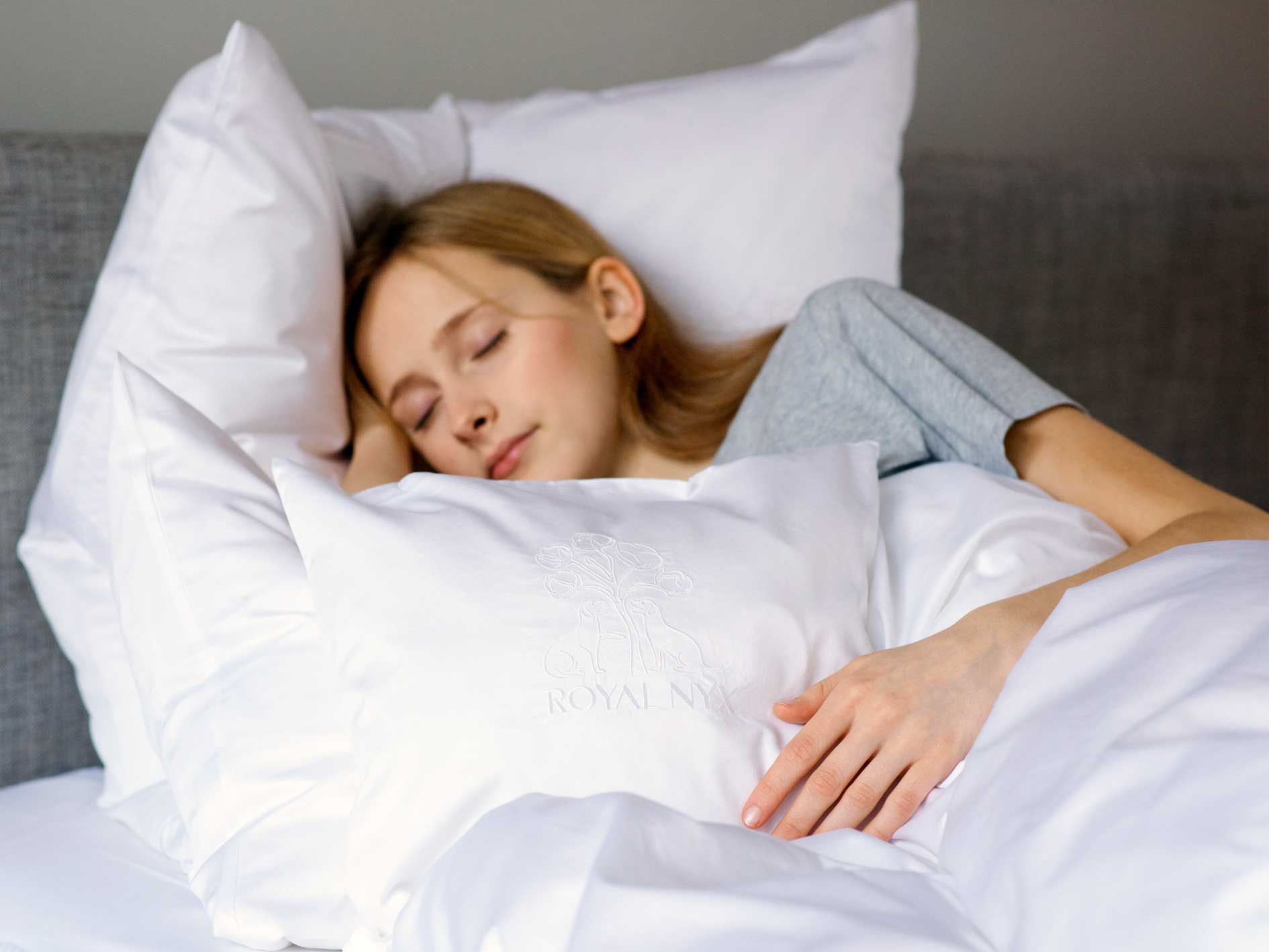 royalnyxsatin-bettwaesche-pure-white-schlafender mensch im grauen bett