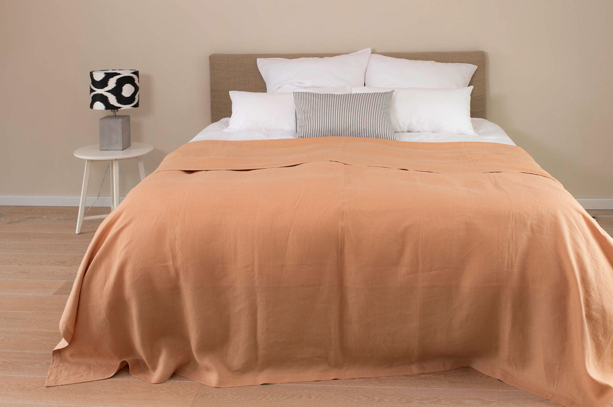 royalnyx-wohntextilien-leinen-decke-coral-kissenbezug-strios