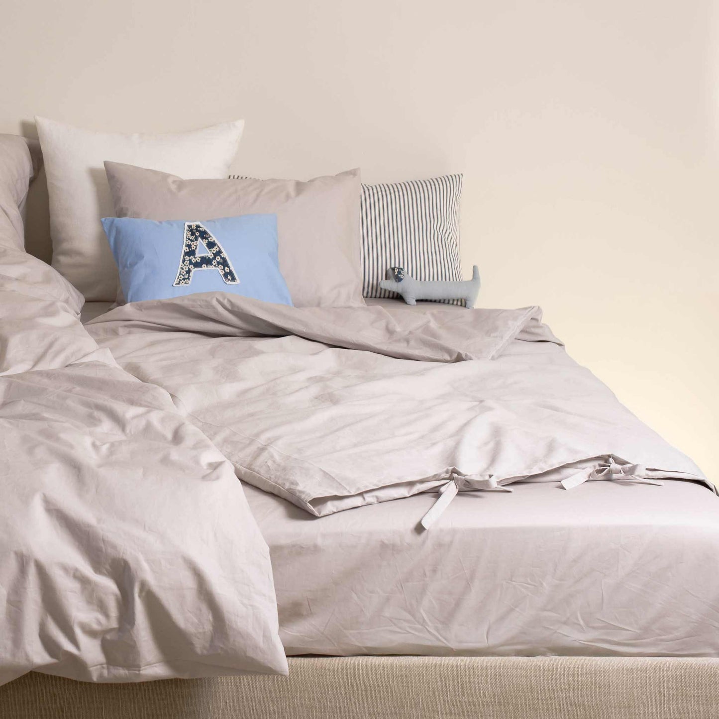 kids-bed-linen-soft-grey-buchstaben-kissen-bright-blue-deauille-stripe-blue